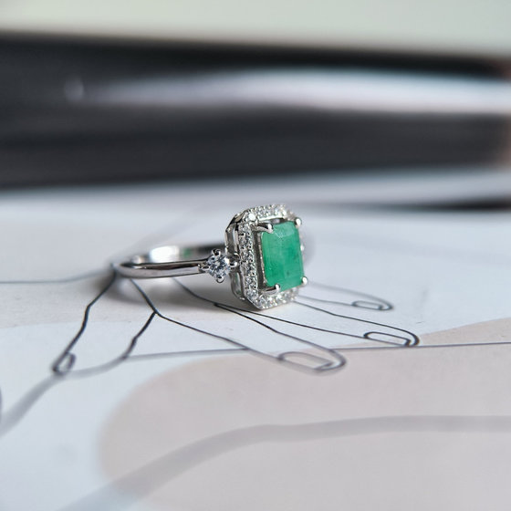 Серебряное кольцо с изумрудом 1.651ct