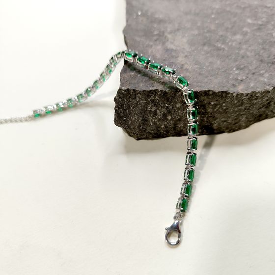 Silver bracelet with emerald nano