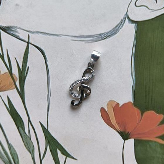 Silver pendant with phianites