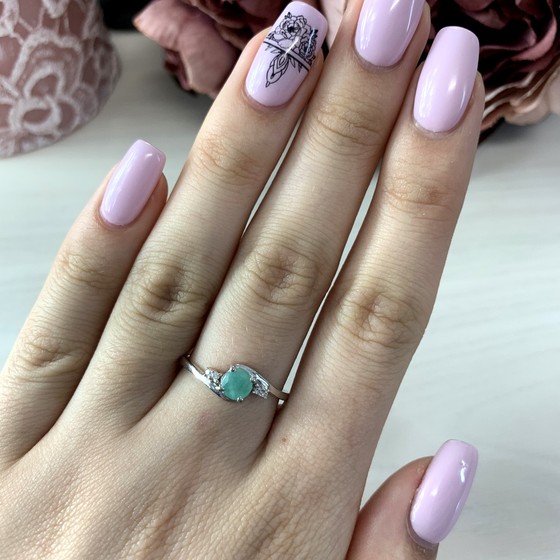 Silver ring with a 0.547-carat emerald