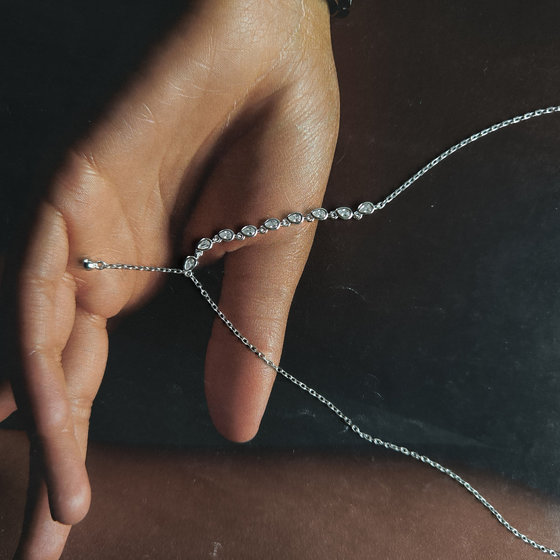 Серебряное колье с фианитами