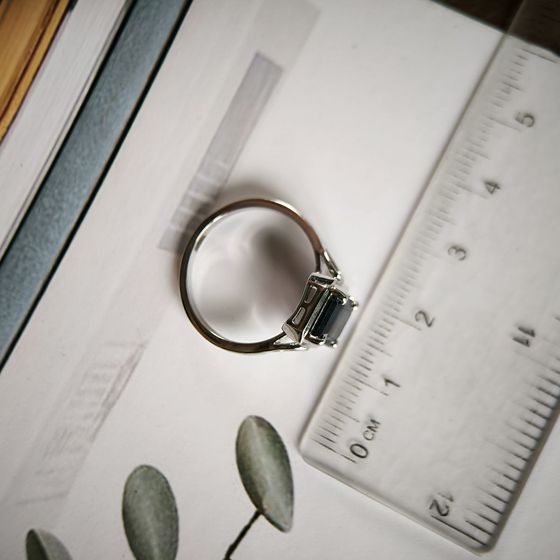 Silver ring with sapphire 2.367ct