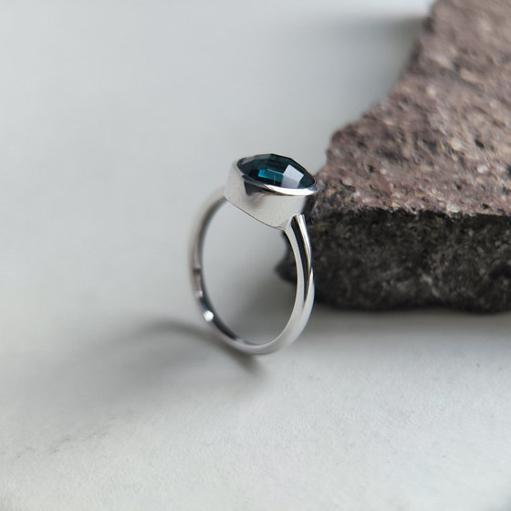 Серебряное кольцо с топазом Лондон Блю 2.213ct