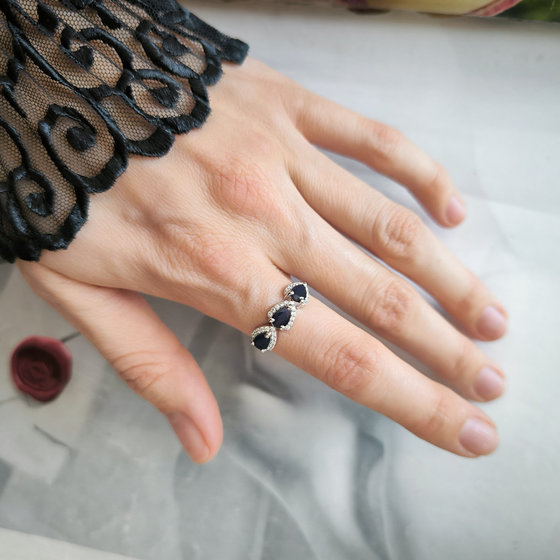 Серебряное кольцо с сапфиром, фианитами