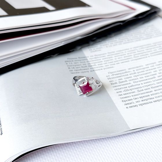 Срібна каблучка з рубіном 2.633ct, фіанітами