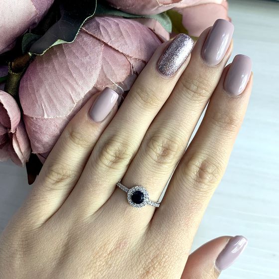 Silver ring with a 1.028-carat sapphire