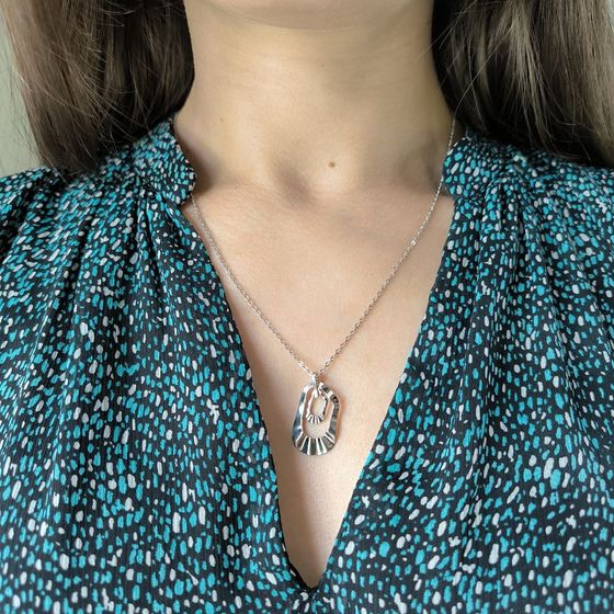 Серебряное колье без камней