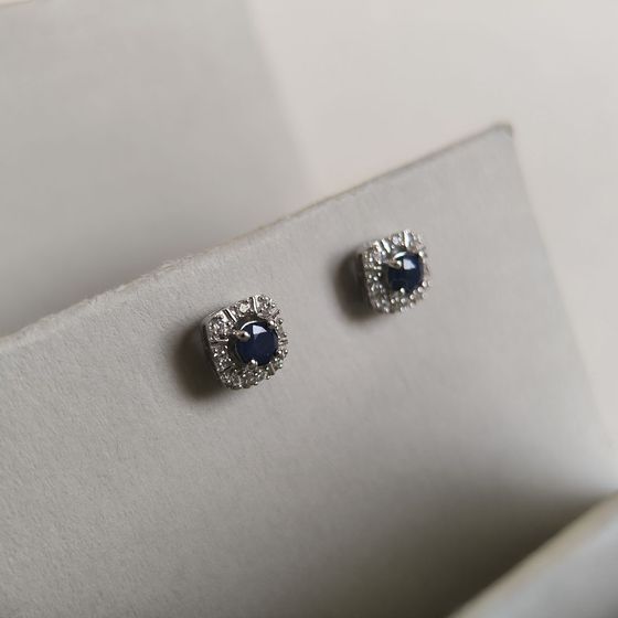 Silver earrings with a 1.028-carat sapphire and cubic zirconia