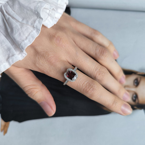 Серебряное кольцо с гранатом 2.139ct