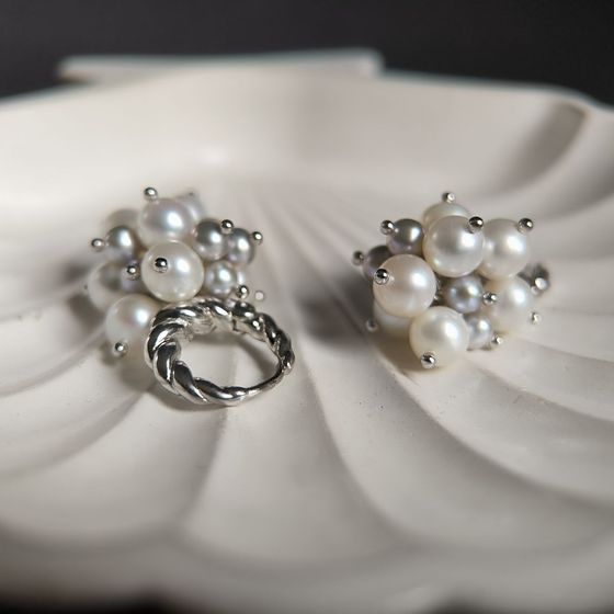 Silver earrings with pearls