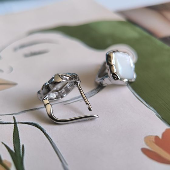 Silver earrings with mother-of-pearl