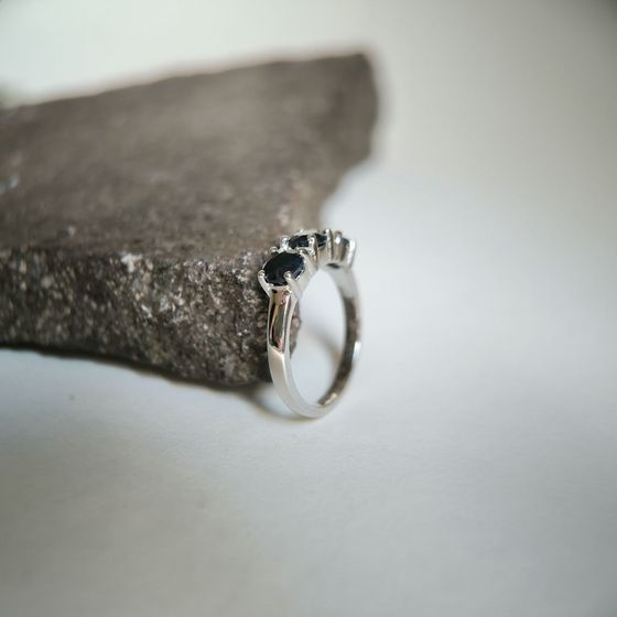 Срібна каблучка з сапфіром 2.087ct, фіанітами