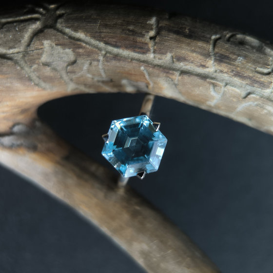 Silver ring with a 5.163-carat topaz