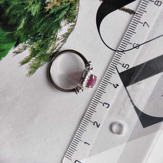 Серебряное кольцо с рубином, фианитами