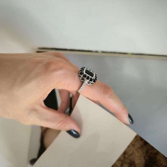 Срібна каблучка з сапфіром 5.82ct, фіанітами