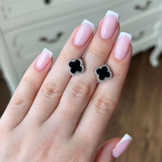Gold earrings with onyx