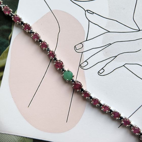 Серебряный браслет с изумрудом 7.303ct, рубином, сапфиром