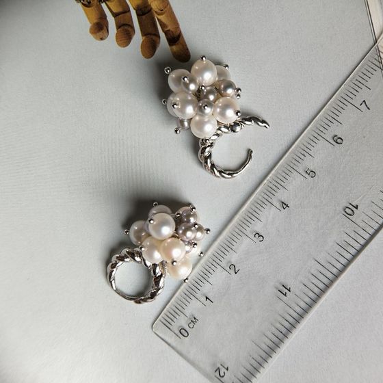 Silver earrings with pearls