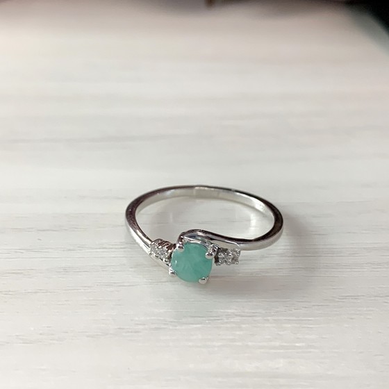 Silver ring with a 0.547-carat emerald