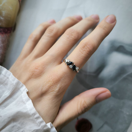 Серебряное кольцо с сапфиром, фианитами