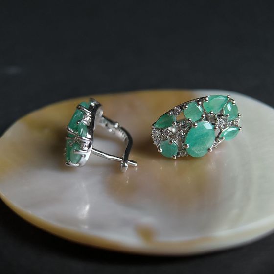 Серебряные серьги с изумрудом, фианитами