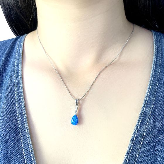 Silver pendant with a 0.952-carat opal