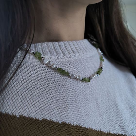 Серебряное колье с жемчугом барочным, хризолітом