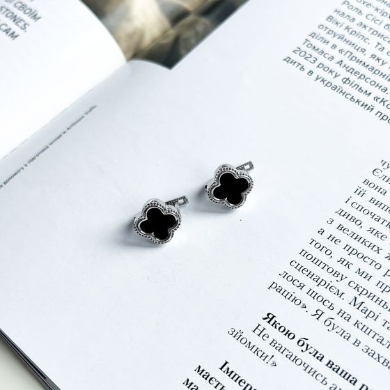Gold earrings with onyx
