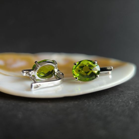 Silver earrings with a 4.675-carat chrysolite