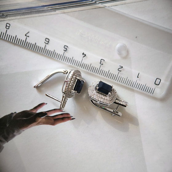 Серебряные серьги с сапфиром 5.717ct, фианитами