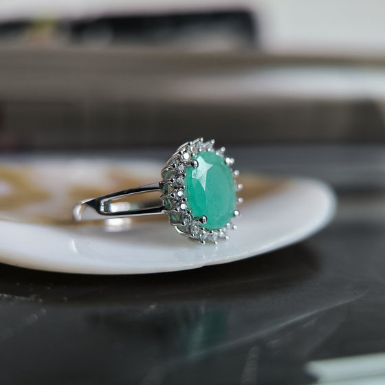 Silver ring with a 2.836-carat emerald and cubic zirconia