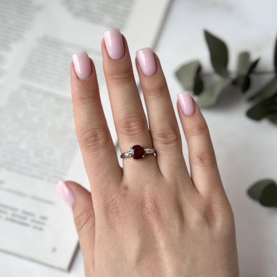 Срібна каблучка з рубіном 2.882ct, фіанітами