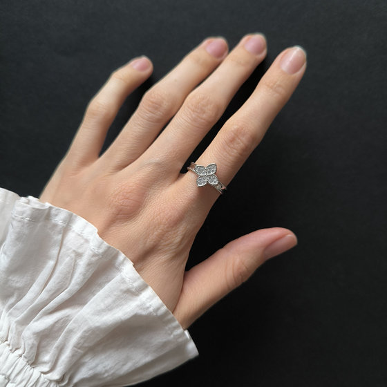 Серебряное кольцо с фианитами