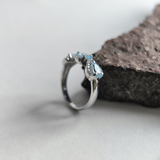 Серебряное кольцо с топазом 1.601ct, фианитами