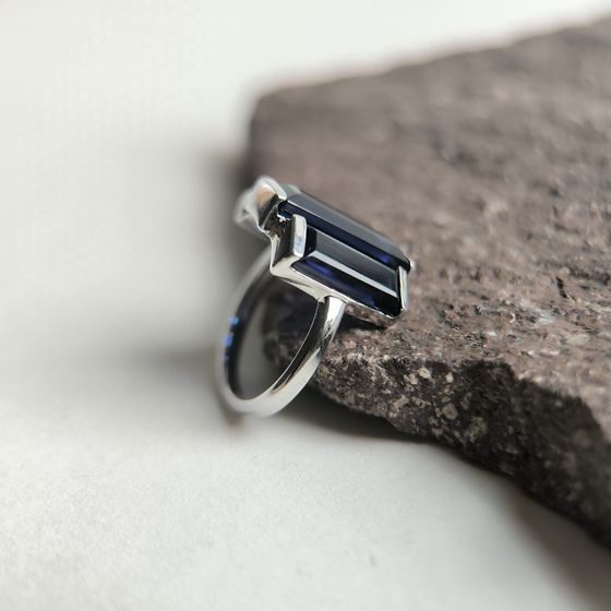 Silver ring with a 6.461-carat sapphire