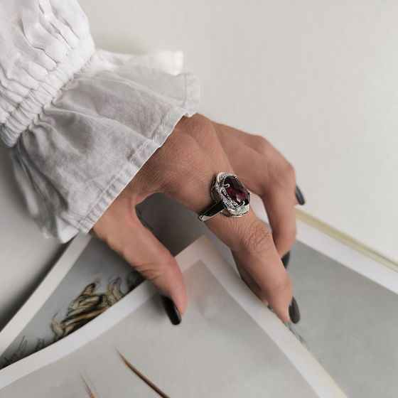 Серебряное кольцо с гранатом nano 4.925ct, фианитами