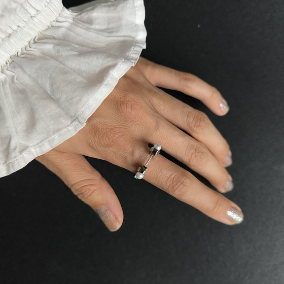 Silver ring with pearls and enamel