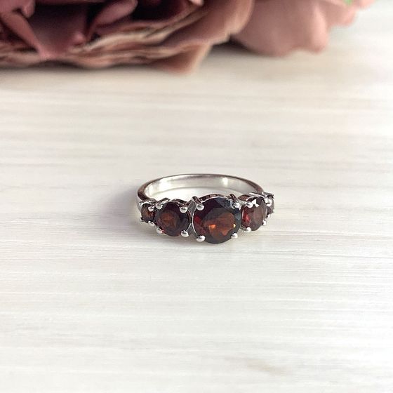 Серебряное кольцо с гранатом 3.018ct