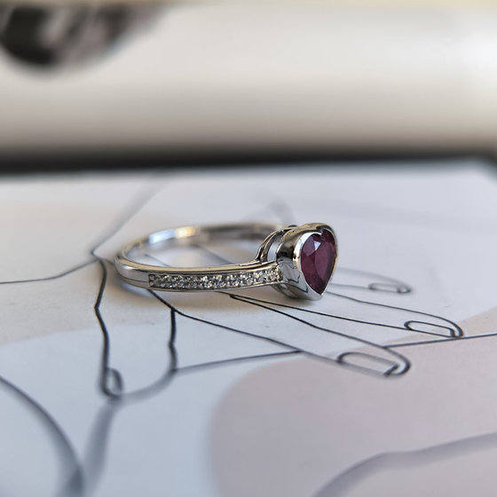 Серебряное кольцо с рубином 1.312ct, фианитами