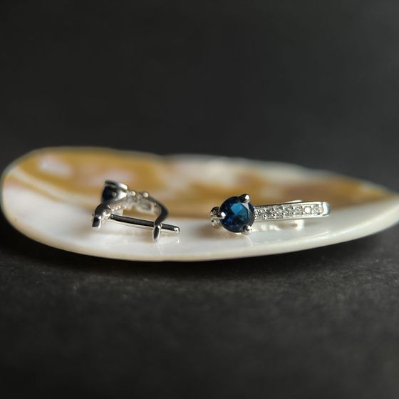 Серебряные серьги с сапфиром nano 0.886ct, фианитами