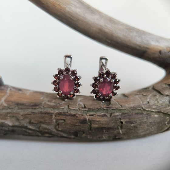 Silver earrings with a 3.225-carat ruby and garnet