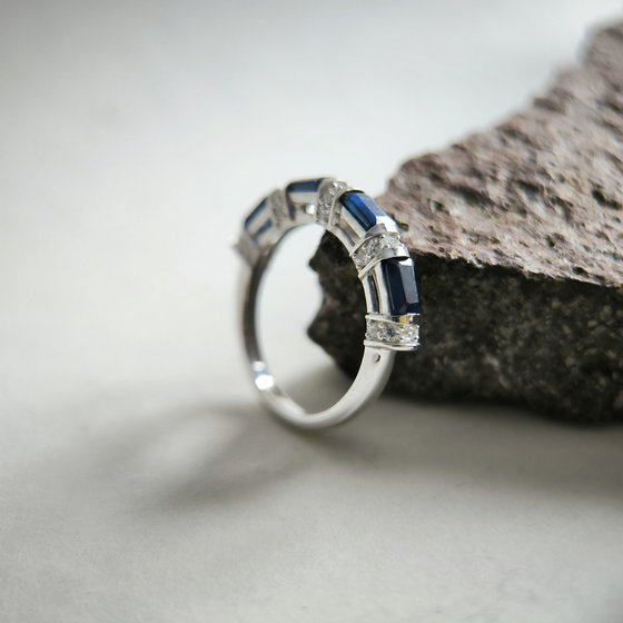 Серебряное кольцо с сапфиром 2.467ct, фианитами