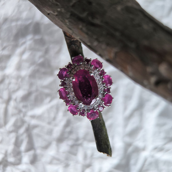 Серебряное кольцо с рубином, фианитами