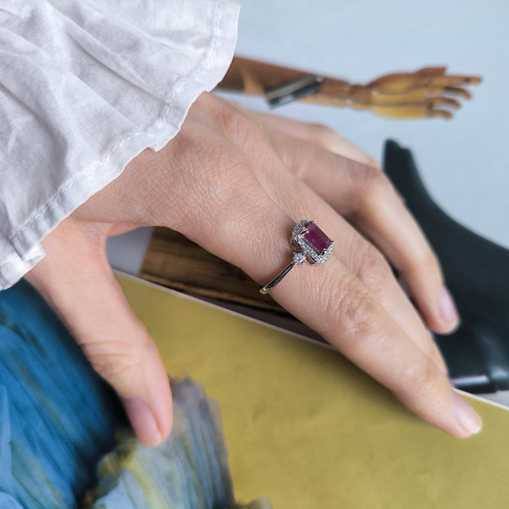 Серебряное кольцо с рубином, фианитами