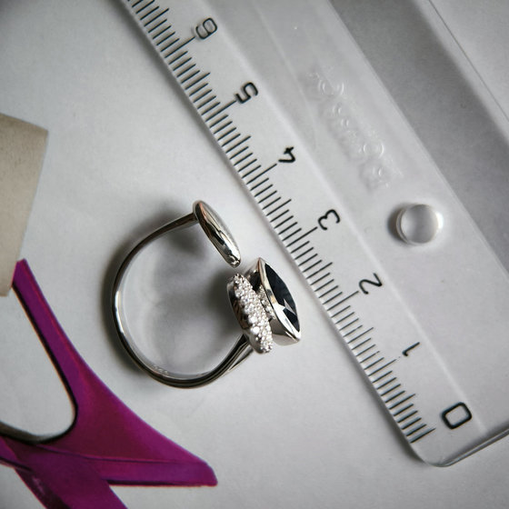 Серебряное кольцо с сапфиром 1.73ct, фианитами