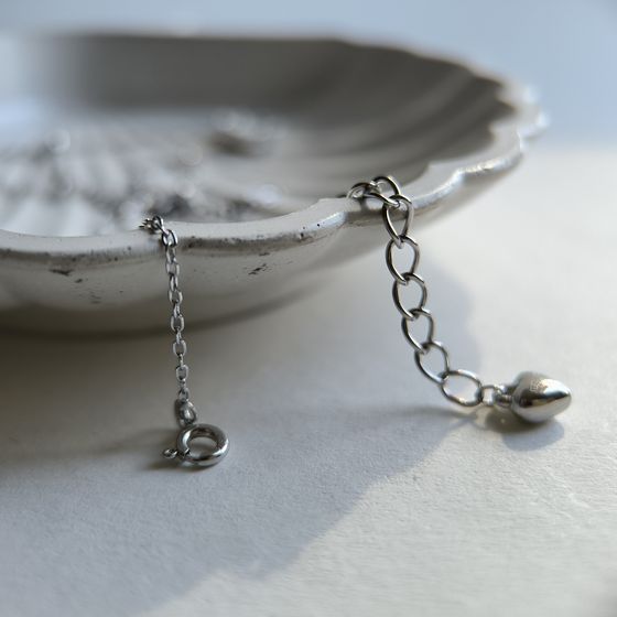 Silver necklace with mother-of-pearl