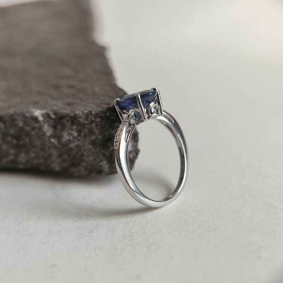 Серебряное кольцо с сапфиром, фианитами
