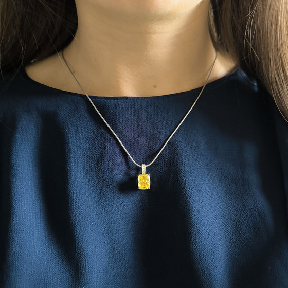 Silver pendant with cubic zirconia