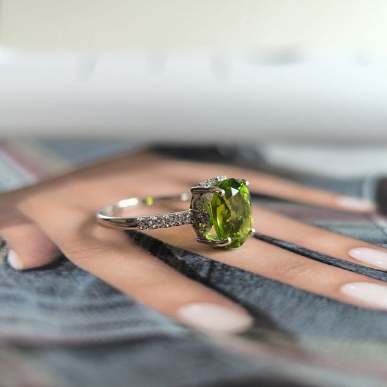 Серебряное кольцо с хризолітом