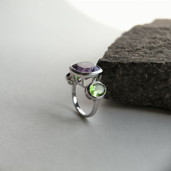 Серебряное кольцо с аметистом, хризолітом